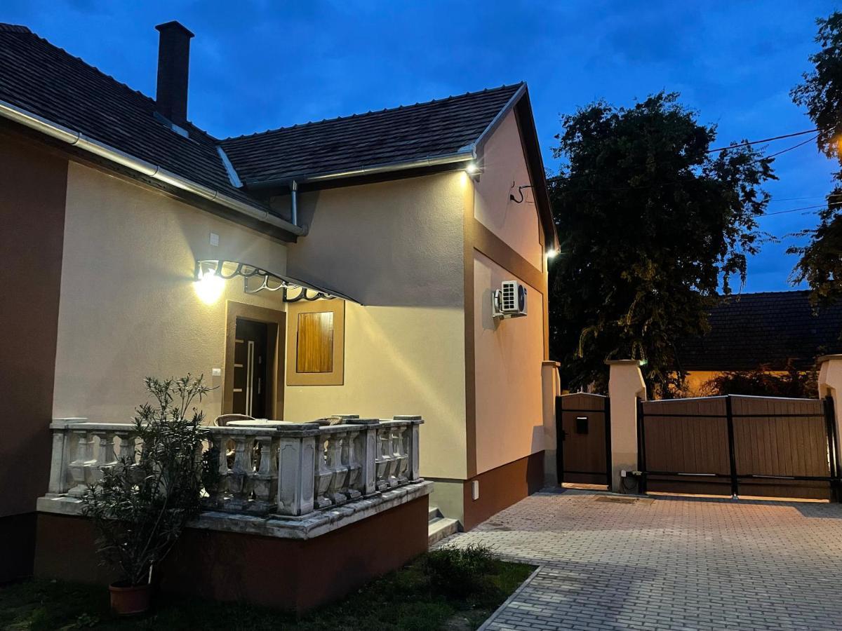 Kovacs Apartmanhaz キシュクンハラシュ エクステリア 写真