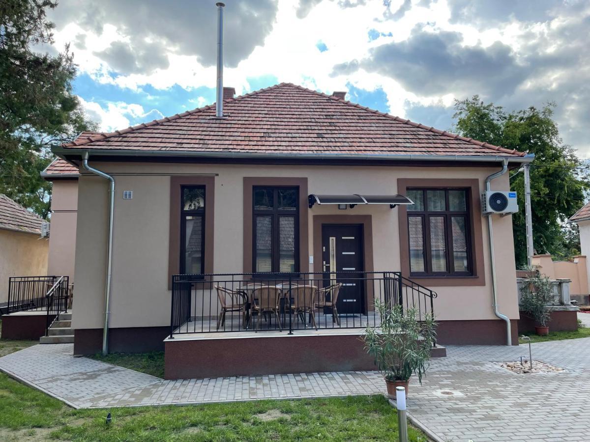 Kovacs Apartmanhaz キシュクンハラシュ エクステリア 写真
